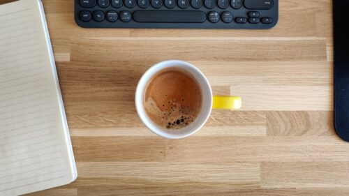 Un café posé devant un ordinateur