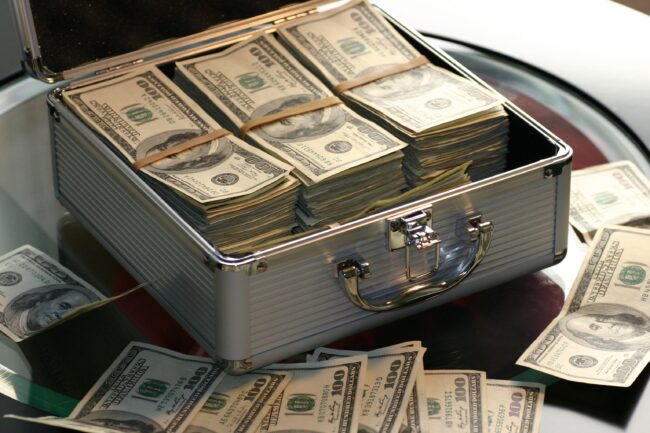 Malette de billets de 100 dollars remplie