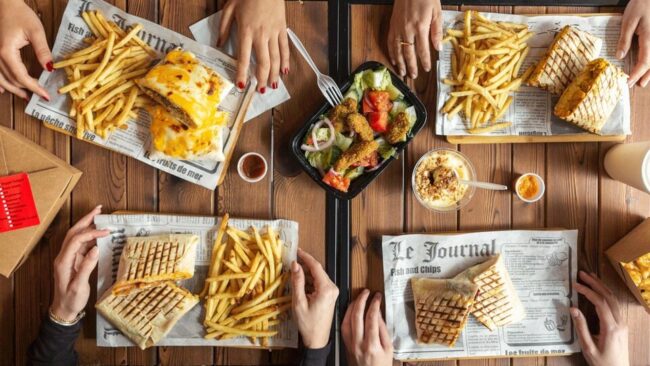 sandwichs tacos avec des frites servis sur une table