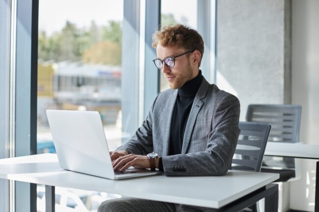 jeune homme qui travaille sur son laptop
